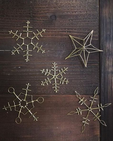 Wire Snowflakes Diy, Wire Snowflake, Copper Wire Crafts, Copper Ornaments, Wire Jig, Wire Ornaments, Wall Christmas Tree, Wire Art Sculpture, Wire Tutorials