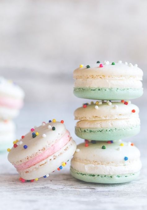 Cake Batter Macaron | Bakers Royale: Kue Macaroon, Macaron Flavors, Macaron Cookies, French Macaroons, Macaroon Recipes, Macaron Recipe, Sweets Cake, Baking Sweets, Cakepops