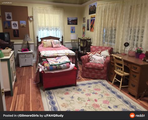 Lorelei Gilmore Room, Gilmore House Interior, Gilmore Girls House Aesthetic, Gilmore Girls Home Aesthetic, Rory Gilmore Room Inspiration, Rory Gilmore Room Ideas, Lorelai Gilmore Room, Gilmore Girls House Interior, Rory Room Aesthetic