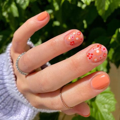 Dotting Tool Nails, Toothpick Nail Art Easy, Tiny Flower Nails, Bobby Pin Nail Art, Dot Flower Nail Art, Flower Power Nails, Dotting Tool Nail Art, Toothpick Nail Art, Nail Art Dotting Tool