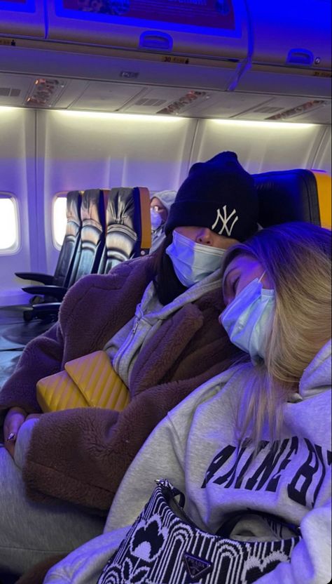 Travel Aesthetic Airport Couple, Airport Photos Couple, Couple Airport Aesthetic, Couple Plane Aesthetic, Couple Story Ideas, Airport Couple, Plane Memes, Couples Sleeping Together, Couple Story