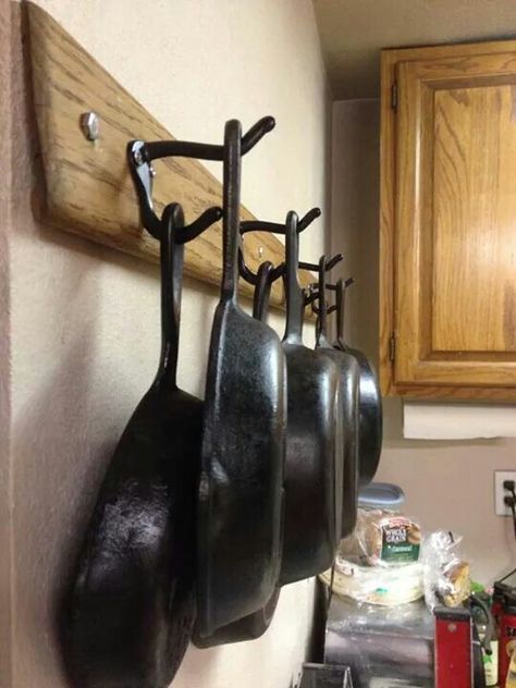 Skillets storage! Farm Kitchen Ideas, Pan Storage, Diy Rangement, Kitchen Wall Hangings, Iron Storage, Cabin Kitchens, Diy Kitchen Storage, Deco Originale, Cabinet Ideas