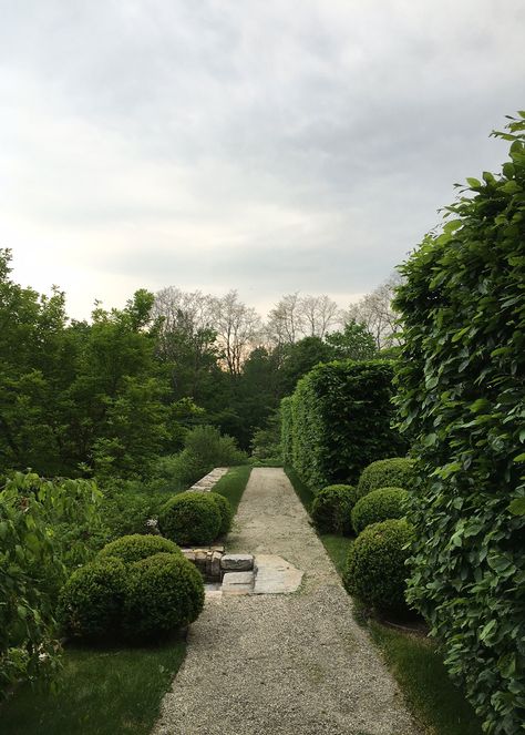 Why Miranda Brooks Is the Design World's Go-To Landscape Artist Photos | Architectural Digest Miranda Brooks, Entry Courtyard, Cornwall Garden, Gravel Walkway, Classic Landscape, Path Edging, English Architecture, Mediterranean Plants, Meadow Garden