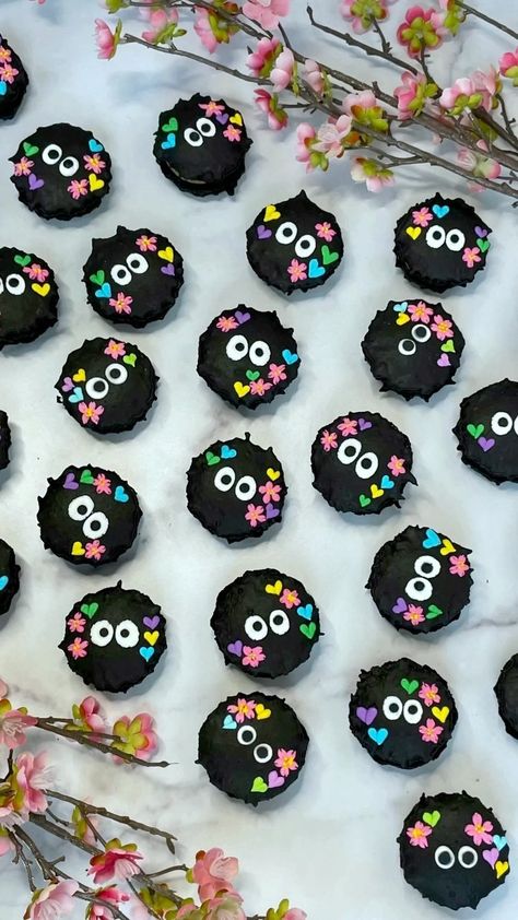 macanomnom on Instagram: Making soot sprite macarons is very easy! 💜 Additional sakuras for Spring 🌸 Details are done with royal icing and macs are filled with a… Soot Sprite Garland, Soot Sprite Cake, Sprite Cake, Macaron Art, Studio Ghibli Party, Totoro Party, Halloween Breakfast, Soot Sprite, Chocolate Dipped Oreos