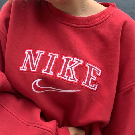 Designer Crewneck, Red Nike Sweatshirt, Red Hoodie Outfit, Mode Logos, Sweatshirts Nike, Embroidery Personalized, Red Streetwear, Sweater Nike, Bekväma Outfits