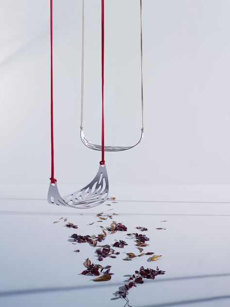 Leaf Swing by Mut Design Outdoor Swings For Adults, Swings For Adults, Harvest Porches, Outdoor Swings, Indoor Swing, Swing Design, Design Chair, Interior Minimalista, Leaf Images