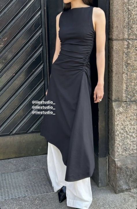 Assymetrical Skirt Outfits, Assymetrical Top Outfits, Berlin Club Fashion, Futuristic Fashion Women, Minimal Clothes, Wedding Attire Guest, Futuristic Fashion, Mode Inspo, Work Attire