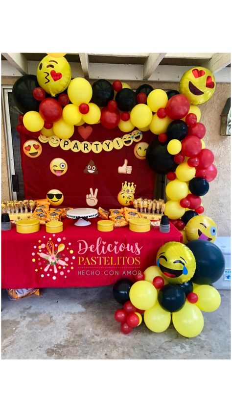 Emoji Decorations Birthday Parties, Emoji Balloon Garland, Emoji Balloon Decorations, Emoji Party Ideas Decoration, Emoji Birthday Party Ideas, Halloween Work Party, Emoticon Party, Emoji Party Decorations, Emoji Decorations