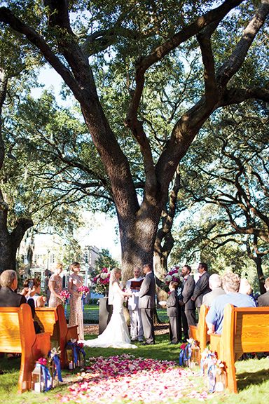 Pulaski Square – one of the many beautiful squares in Savannah – is a top choice for small, intimate ceremonies. #SavannahWeddings #SavannahGeorgia #PulaskiSquare #Weddings #southernWeddings #WeddingVenue New Orleans Elopement, Southern Coastal, Church Pews, Historic Savannah, Savannah Wedding, Wedding Site, Coastal Wedding, Southern Weddings, Georgia Wedding