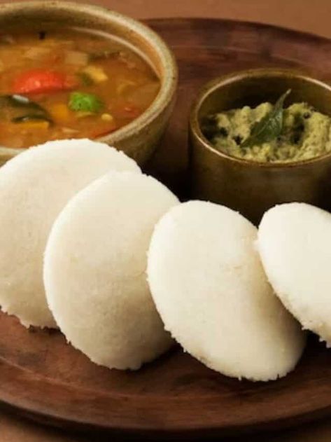 The Perfect Idli Batter: This Is What The Correct Rice And Dal Ratio Should Be Idli Sambhar, Rice And Dal, Idli Batter, Rice Types, Savory Rice, Urad Dal, Coconut Chutney, Good Sources Of Protein, South Indian Food