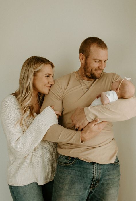 Newborn Family Pictures, Newborn Photography Outfit, Lifestyle Newborn Photos, Newborn Photo Outfits, Newborn Family Photography, Newborn Fashion, Newborn Family Photos, Baby Pictures Newborn, Newborn Photography Poses