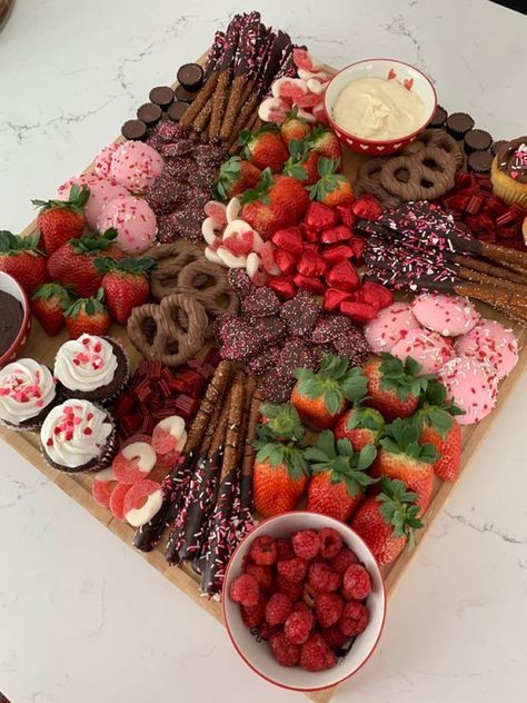 Valentines Party Food, Galentines Party, Sleepover Food, Party Food Platters, Charcuterie Recipes, Think Food, Sweet Snacks Recipes, Snacks Für Party, Cute Desserts