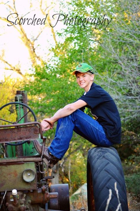 Tractor Senior Pictures, Guy Senior Poses, Senior Year Pictures, Senior Photos Boys, Boy Graduation, Senior Boy Poses, Graduation Party Diy, Male Senior Pictures, Country Senior Pictures