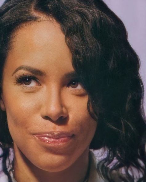 Aaliyah No Makeup, Aaliyah Hairstyles, Aaliyah Shirt, Aaliyah Outfits, Aaliyah Aesthetic, Aaliyah Hair, Aaliyah Pictures, Aaliyah Style, Aaliyah Haughton