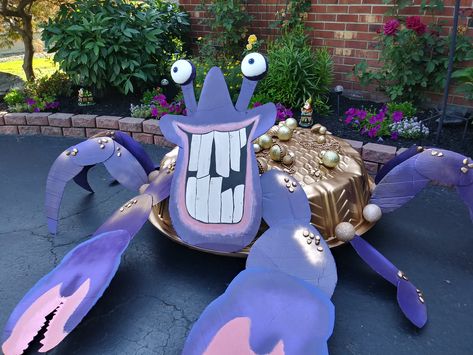 Tamatoa Decoration, Trunk Or Treat Moana Theme, Moana Homecoming Float, Tomatoa Crab Moana, Moana Float Parade, Moana Play Props, Trunk Or Treat Moana, Moana Trunk Or Treat Ideas, Moana Jr Set Design