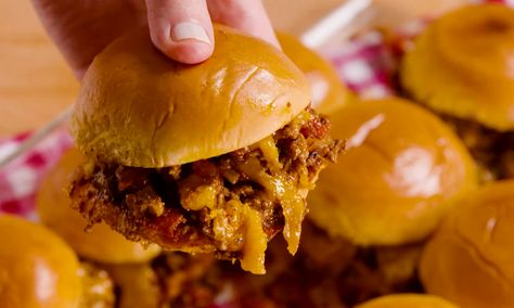 Chili Cheese Sliders Taste Like Summer Never Ended Super Bowl Food Menu, Sweet Potato Sliders, Delicious Entrees, Superbowl Recipes, Slider Recipe, Homemade Sloppy Joe Recipe, Hearty Recipes, Steak Sandwiches, Awesome Appetizers