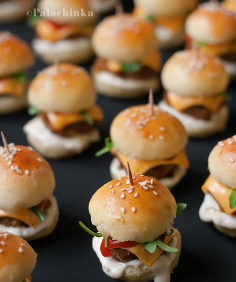 Winter Wedding Food, Mini Hamburgers, Sommer Mad, Bite Size Snacks, Wedding Appetizers, Fest Mad, Reception Food, Mini Burgers, Wedding Reception Food