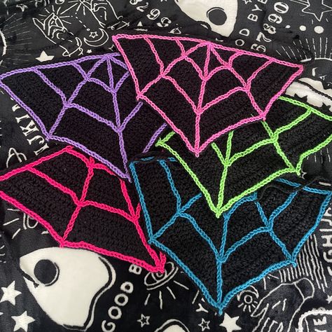 Crochet Halloween Bunting Patterns Free, Gothic Crochet Ideas, Crochet Gothic Patterns, Punk Crochet Patterns Free, Gothic Crochet Patterns Free, Goth Crochet Patterns Free, Alternative Crochet, Punk Crochet, Crochet Halloween Patterns