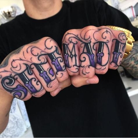 ADVERTISEMENT Finger Letter Tattoos, Finger Tattoos Words, Herren Hand Tattoos, Wörter Tattoos, Side Hand Tattoos, Omerta Tattoo, Tattoo Schrift, Knuckle Tattoos, Tattoo Lettering Fonts