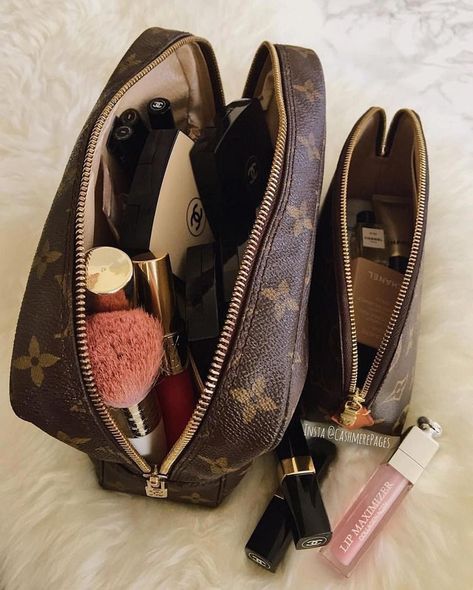 #Luxury #LuxuryLife #Lux #louisvuitton #louisvuittonhandbags #luxuryfashion #loveluxury Mat Makeup, Bronze Makeup Look, Louis Vuitton Taschen, Louis Vuitton Nails, Clutch Tutorial, Makeup List, Louis Vuitton Backpack, Designer Labels, Louis Vuitton Wallet