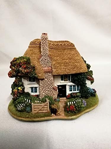 Ceramics House, Lilliput Lane Cottages, Sims4 House, China Figurines, Lilliput Lane, Welsh Cottage, Painted Houses, Traditional Cottage, Cottage Painting