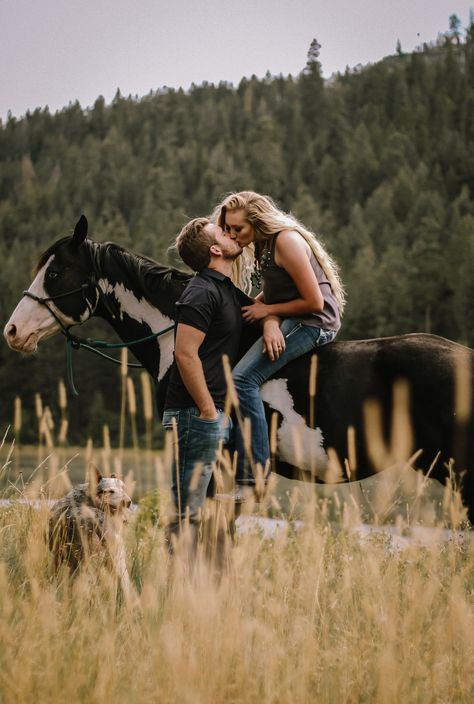 Country Photography Ideas, Couple With Horses Photography, Horse Engagement Pictures, Couples Photoshoot With Horses, Couple Pictures With Horses, Couples Horse Photoshoot, Horse Family Photoshoot, Family Photos With Horses, Photo With Horse Ideas