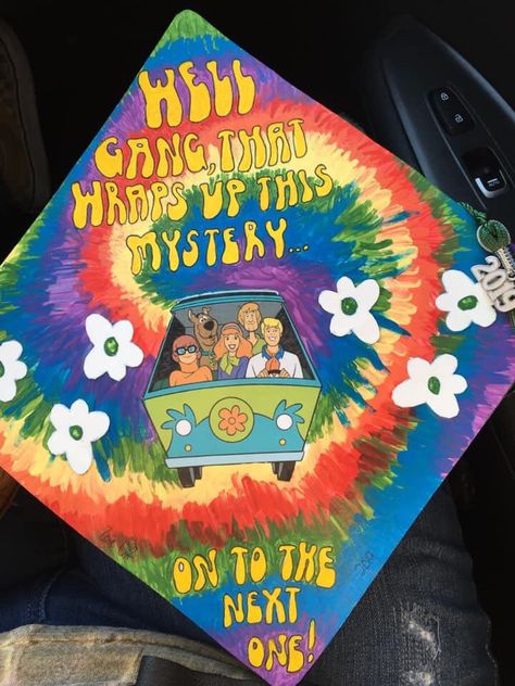 Found On Twitter Scooby Doo Grad Cap, Grad Cap Painting Ideas, Art Graduation Cap, High School Graduation Cap Designs, Grad Cap Ideas, Funny Graduation Caps, Creative Graduation Caps, College Grad Cap Ideas, Grad Cap Decorated