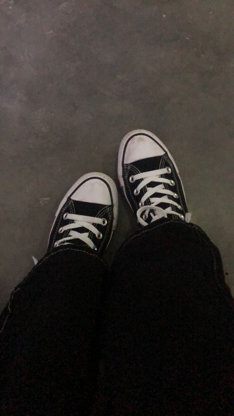 Selena Gomez Lips, Black Canvas Shoes, Chuck Taylor Shoes, Shoe Selfie, Low Waisted Jeans, Happy Music Video, Aesthetic Grunge Outfit, Shoes Photography, Face Pictures