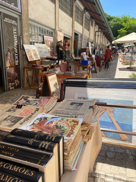 Flea market, vintage books, vintage aesthetic Book Market Aesthetic, Market Place Aesthetic, Flee Market Aesthetic, Vintage Farmers Market Aesthetic, Vintage Market Aesthetic, Books Vintage Aesthetic, Stall Aesthetic, Flea Market Aesthetic, September Mood