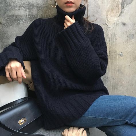 Oversized Turtleneck Sweater Outfits, Cashmere Sweater Outfit, Black Turtleneck Outfit, Turtleneck Sweater Outfit, Black Sweater Outfit, Oversized Black Sweater, Blue Turtleneck, Oversized Sweater Outfit, Knit Sweater Outfit