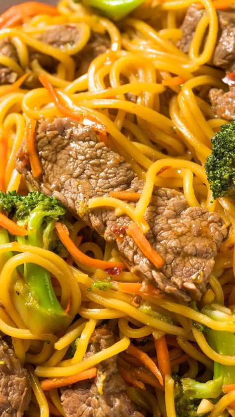 The Best Beef and Vegetable Lo Mein | getcakerecipes Homemade Beef Lo Mein, Food Lion Recipes, Beef And Broccoli Lo Mein, Lomein Recipes, Instant Pot Lo Mein, Wok Food, Beef Lo Mein Recipe, Beef Lo Mein, Pasta Food Recipes