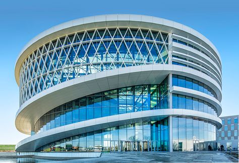 barco kortrijk belgium HQ jaspers-eyers architects Circular Building Facade, Circle Building Architecture, Informal Meeting Room, Building Facade Architecture, Circle Building, Big Restaurant, Unique Buildings Architecture, Circular Buildings, Acute Angle