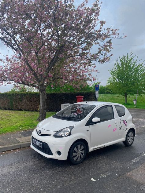 ig: sakuraxkuma #cargirl #cargirls #kawaii #kawaiigirl #kawaiicar #jdm #toyota #toyotaaygo #uwu #hellokitty #ukcarscene #carmods #sanriogirl Cute Toyota Cars, Toyota Aesthetic, Toyota Aygo Aesthetic, Small Cars For Teens, Toyota Girl, Cute Small Cars, Toyota Aygo, First Cars, Tiny Cars