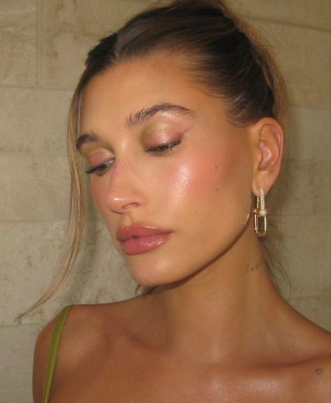 Hailey Bieber Outfits, Dewy Makeup, Green Makeup, Glam Look, Natural Glam, Glowy Makeup, Natural Makeup Looks, Prom Makeup, Hailey Bieber