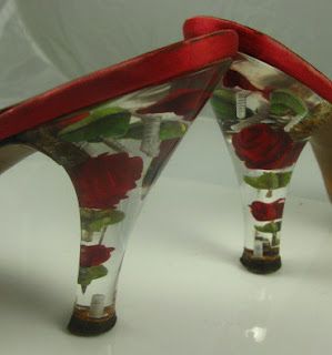 oh *swooon* 50's lucite heels with real roses.. 60s Vintage Fashion, Big Shoes, Unique Heels, Disney Princess Modern, Lucite Heels, Heel Tap, Modern Disney, Vintage Lucite, Crazy Shoes