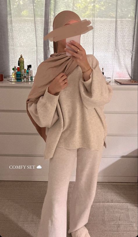 Abaya Outfit Casual, Teddy Fleece Outfit, Hijabi Winter Outfits Modest Fashion, Hijab Inspo Outfit, Oversized Outfit Hijab, Outfit Idea Hijab, Winter Hijabi Outfits, Hijab Outfit Winter, Outfit Voile