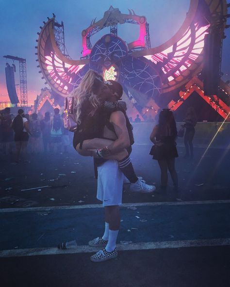 Rave couple Halloween Rave Outfits Couple, Rave Couple Poses, Rave Couple Aesthetic, Rave Couple Pictures, Festival Couple Aesthetic, Matching Rave Outfits Couple, Rave Pictures Ideas, Couples Festival Outfits, Raves Outfit