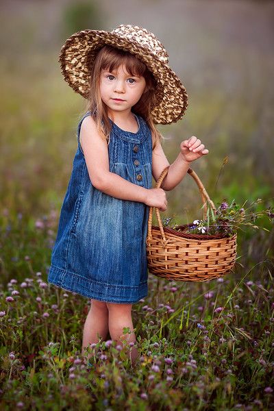 Kid Photoshoot Ideas Outdoors, Spring Photoshoot Ideas Kids, Outdoor Photoshoot Ideas For Kids, Kids Spring Photoshoot, Outdoor Kids Photoshoot, Kids Outdoor Photoshoot, Fun Picture Ideas, Children Portrait Photography, Children Photography Poses