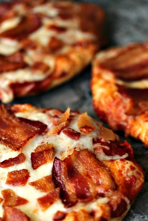 Grilled pizza is easy to make and perfect for family gatherings or game day. This pizza recipe is topped with multiple varieties of bacon for added oomph! Bacon Recipes Breakfast, Stomach Rumbling, 1 Cookies, Make Bacon, Bacon Pizza, Blackstone Recipes, Bacon Breakfast, Grilled Pizza, Flatbread Recipes