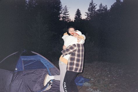 Camping Date Aesthetic, Camping Relationship Goals, Tent Couple, Cute Couple Camping, Couple Camping Pictures, Camping Couple Aesthetic, Couples Camping Aesthetic, Couple Camping Aesthetic, Camping Couple Photos