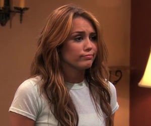 Brown Hair Movie Characters, Hannah Montana Hair, Miley Cyrus Brown Hair, Hannah Miley, Miley Cyrus Hair, Hair Movie, Brown Hair Color Shades, Miley Stewart, Miley Cyrus Style