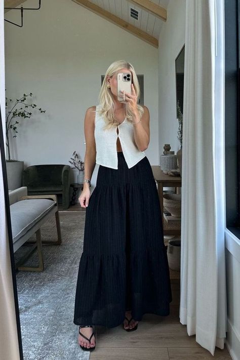 Spring Outfits Maxi Skirt, Knit Vest Summer Outfit, Floaty Skirt Outfit, Boho Maxi Skirt Outfit Summer, Flowy Skirt Outfit Aesthetic, Boho Black Skirt Outfit, Boho Trendy Outfits, Spring 24 Outfits, Styling Skirts Summer