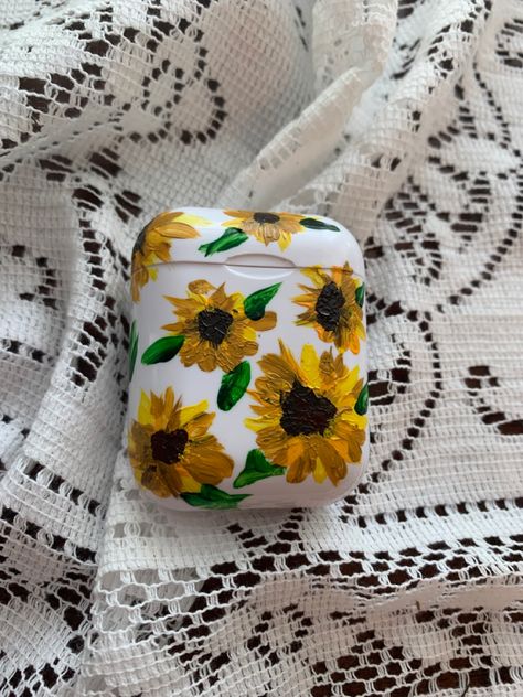 Air Pod Case Painting Diy, Earphones Aesthetic, Airpods Aesthetic, Headphone Aesthetic, Charger Art, Aesthetic Airpods, Airpods Headphones, Samsung Galaxy Buds Pro, Headphones Apple