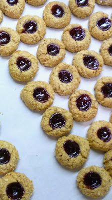 Cookies Thumbprint, Recipes Savory, Linzer Cookies, Thumbprint Cookies, Cooking Lessons, Seasonal Ingredients, Brownie Cookies, A Chef, Holiday Cookies