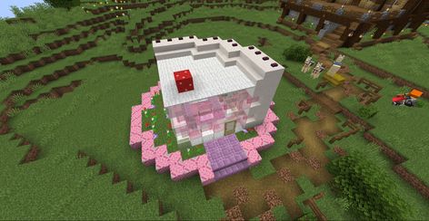 Pink And Black Minecraft House, Minecraft Cake Build, Cake House Minecraft, Pink Minecraft Aesthetic, Minecraft Cake House, Cute Pink Cake, Noah Crafts, Cake Minecraft, Minecraft Cupcakes