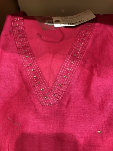 Chudidhar Neck Designs, Cotton Tops Designs, Clothes Embroidery Diy, Simple Kurta Designs, Simple Kurti Designs, Neck Designs For Suits, Kurti Neck, Long Kurti Designs, Kurta Neck Design