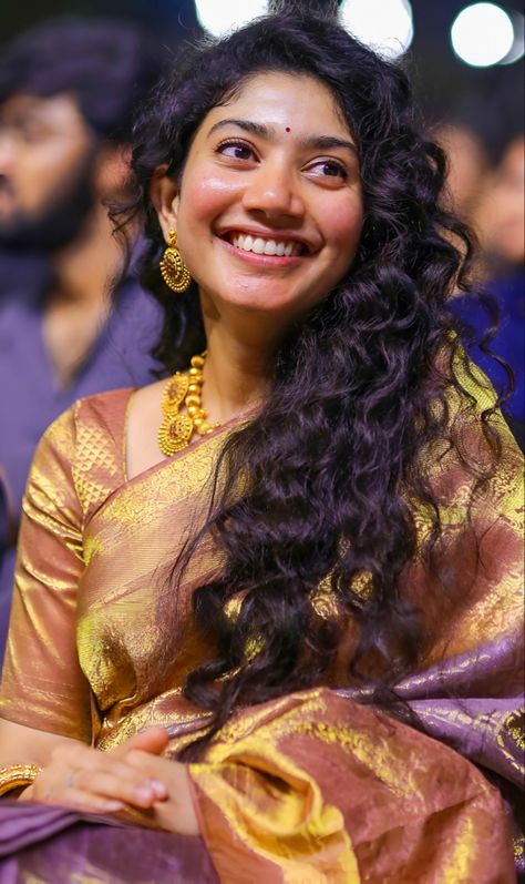 Italian Fashion Women, Sai Pallavi Hd Images, Year Wallpaper, College Beauty, Celebrity Style Guide, Nicki Minaj Pictures, Sai Pallavi, Indian Wedding Couple Photography, Time Periods