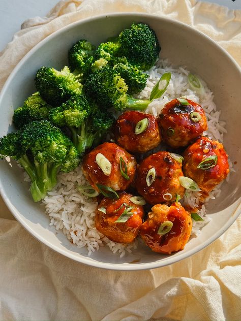 Hot Honey Chicken Meatball Bowls - Brocc Your Body Hot Honey Meatballs, Chicken Meatball Bowls, Meatball Bowls, Brocc Your Body, Teriyaki Chicken Meatballs, Hot Honey Chicken, Roasted Broccoli Recipe, Chicken Meatball, Meatball Dinner