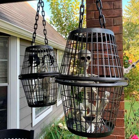 New Today -  This Woman Turned Laundry Baskets into Spooky Halloween Decorations metrogaragedoor.com Diy Halloween Apothecary Jars, Uhyggelig Halloween, Diy Skulls, Hallowen Ideas, Casa Halloween, Halloween Fest, Dollar Store Halloween, Theme Harry Potter, Halloween Decorations Diy Outdoor