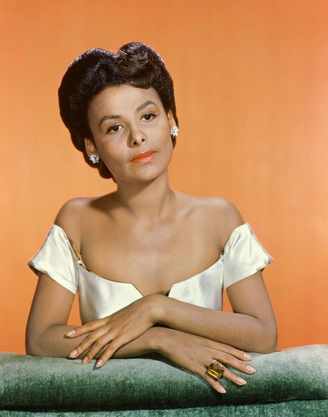 Trailblazing Performer Lena Horne ‘Gave Off Sparks’ in Her Fight to Break Barriers in Hollywood Betty Ford, Lena Horne, Movie Magazine, Vintage Black Glamour, Old Hollywood Glamour, Vintage Portraits, Hollywood Celebrities, Vintage Glamour, Famous Celebrities